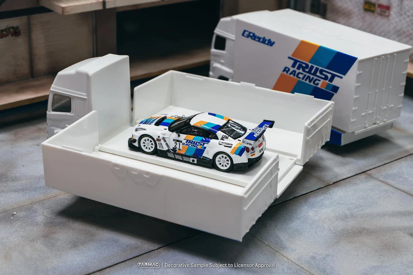 1:64 Nissan GT-R Nismo GT3 2020 w/ Truck